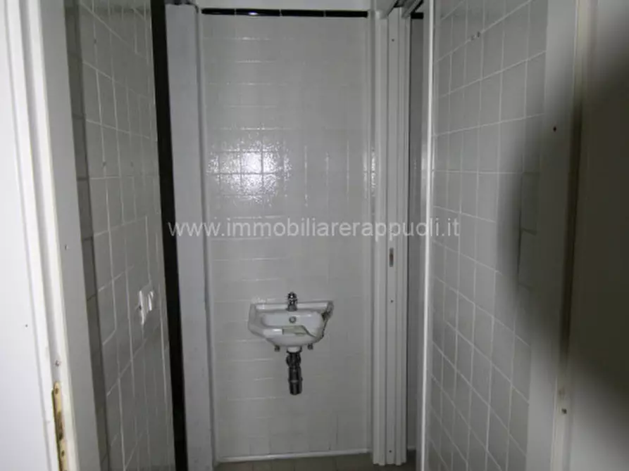 Immagine 10 di Attività commerciale in affitto  a Sinalunga