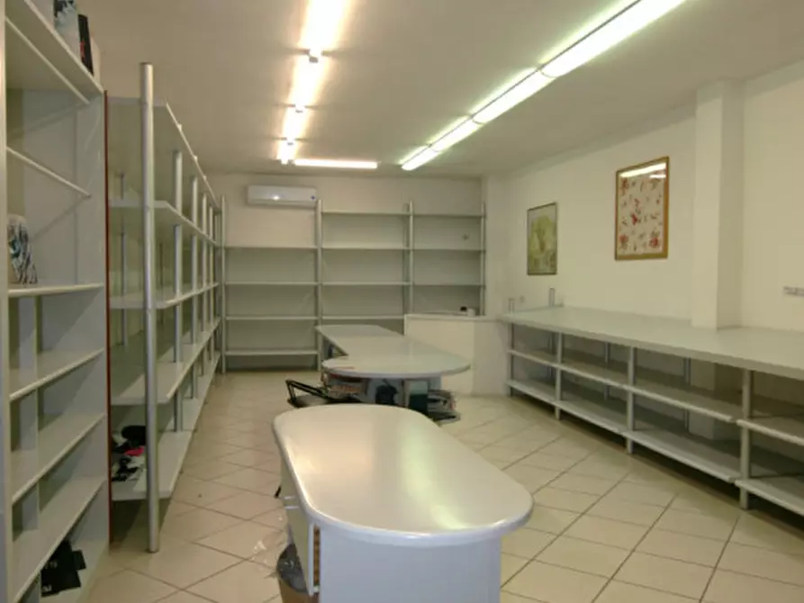 Immagine 1 di Attività commerciale in vendita  a Sinalunga