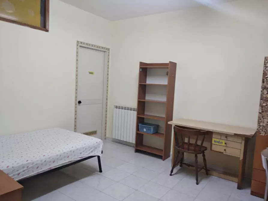 Immagine 32 di Camera in affitto  in via san paolo ai tribunali a Napoli
