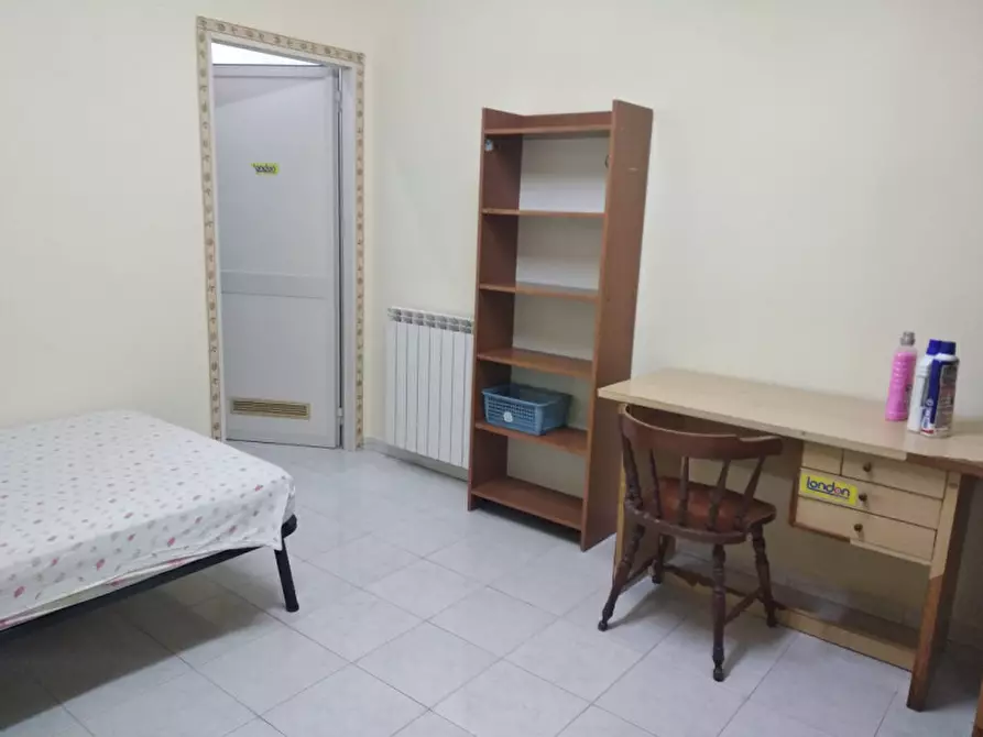 Immagine 39 di Camera in affitto  in via san paolo ai tribunali a Napoli
