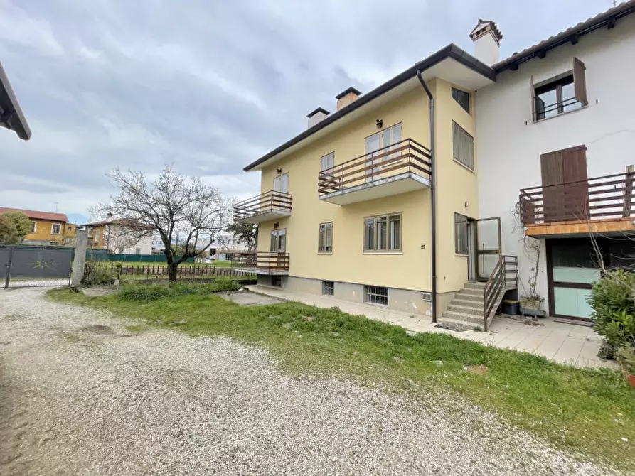 Immagine 3 di Casa trifamiliare in vendita  in Via Buttrio a Udine