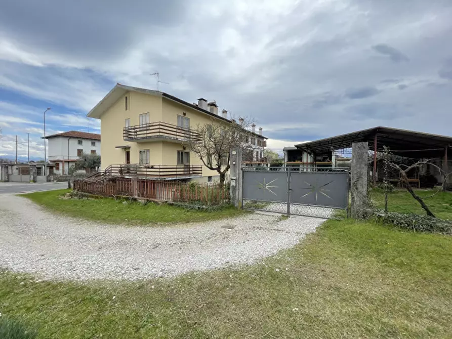 Immagine 3 di Casa trifamiliare in vendita  in Via Buttrio a Udine