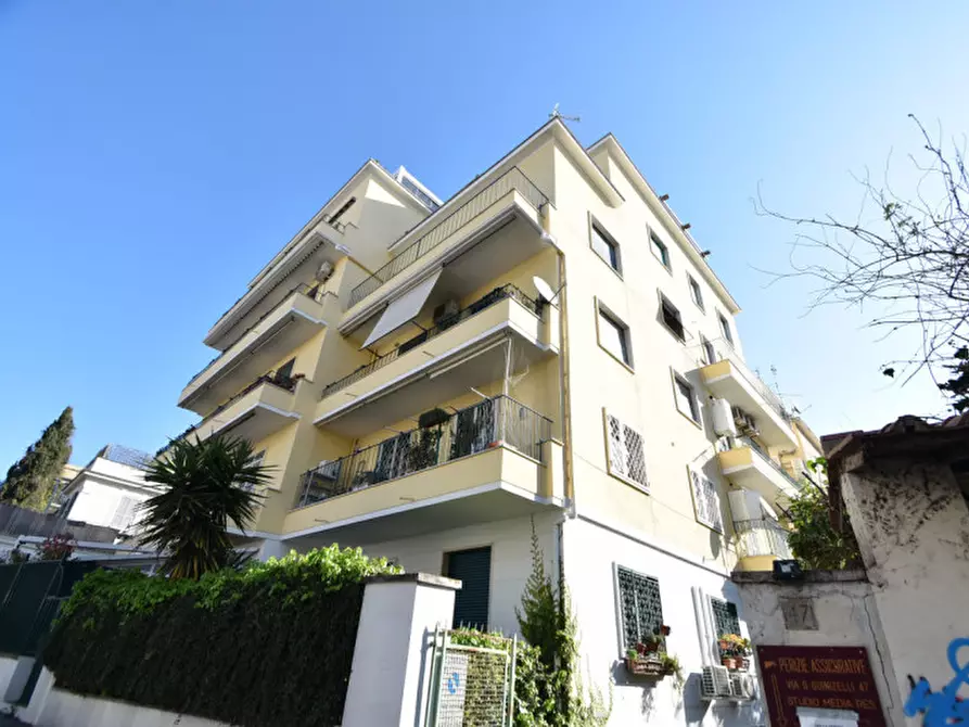 Immagine 2 di Appartamento in vendita  in Via Cino da Pistoia a Roma