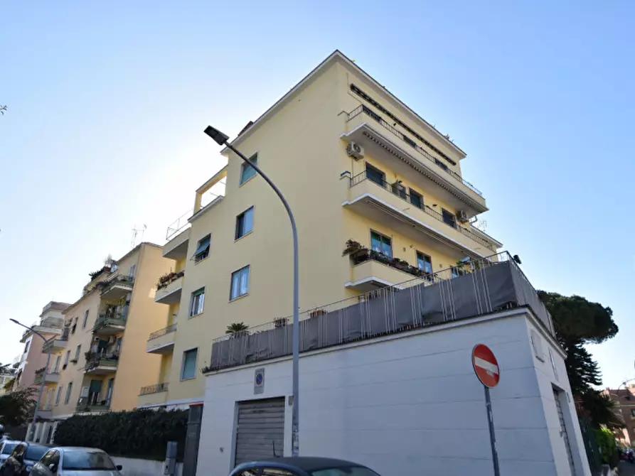 Immagine 3 di Appartamento in vendita  in Via Cino da Pistoia a Roma
