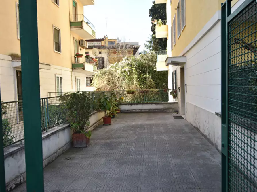 Immagine 4 di Appartamento in vendita  in Via Cino da Pistoia a Roma