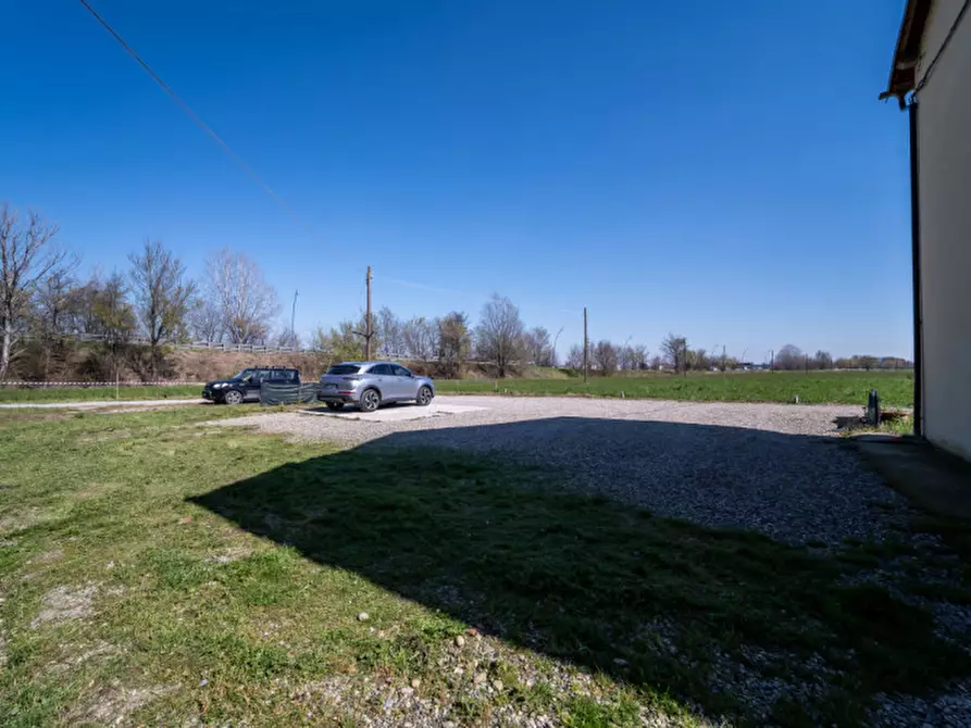 Immagine 40 di Attività commerciale in vendita  in Strada Colombarola n.101 a Parma