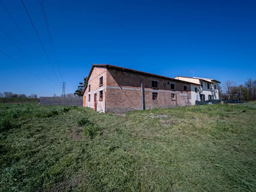 Immagine 41 di Attività commerciale in vendita  in Strada Colombarola n.101 a Parma