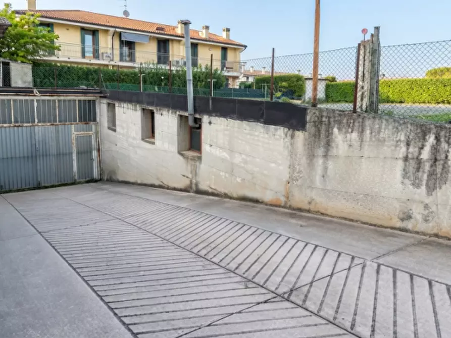 Immagine 2 di Magazzino in vendita  in Via Villette a Trevignano