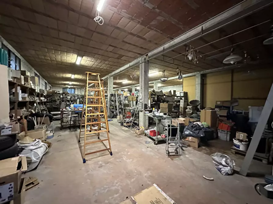 Immagine 3 di Magazzino in vendita  in Via Villette a Trevignano