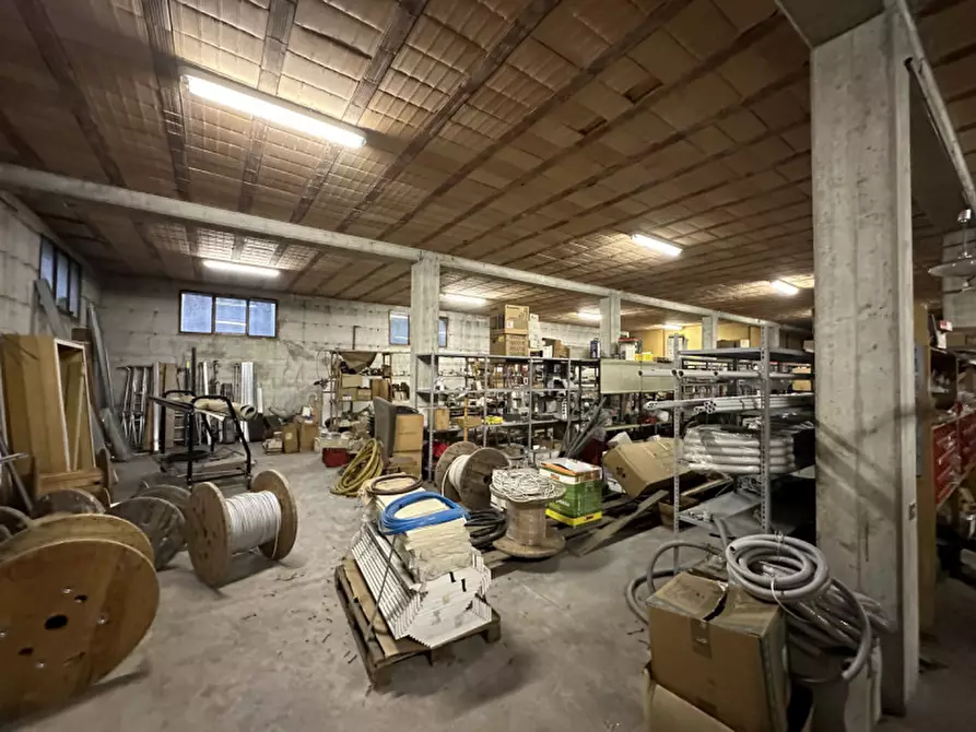 Immagine 4 di Magazzino in vendita  in Via Villette a Trevignano