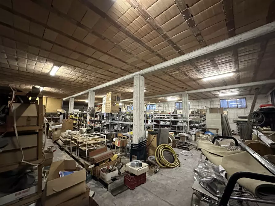 Immagine 4 di Magazzino in vendita  in Via Villette a Trevignano