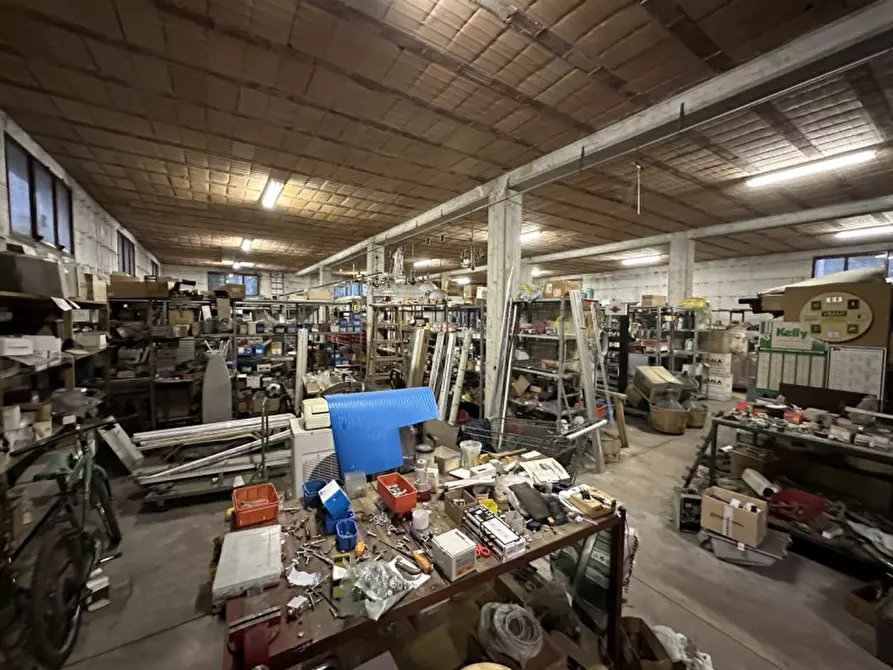 Immagine 5 di Magazzino in vendita  in Via Villette a Trevignano