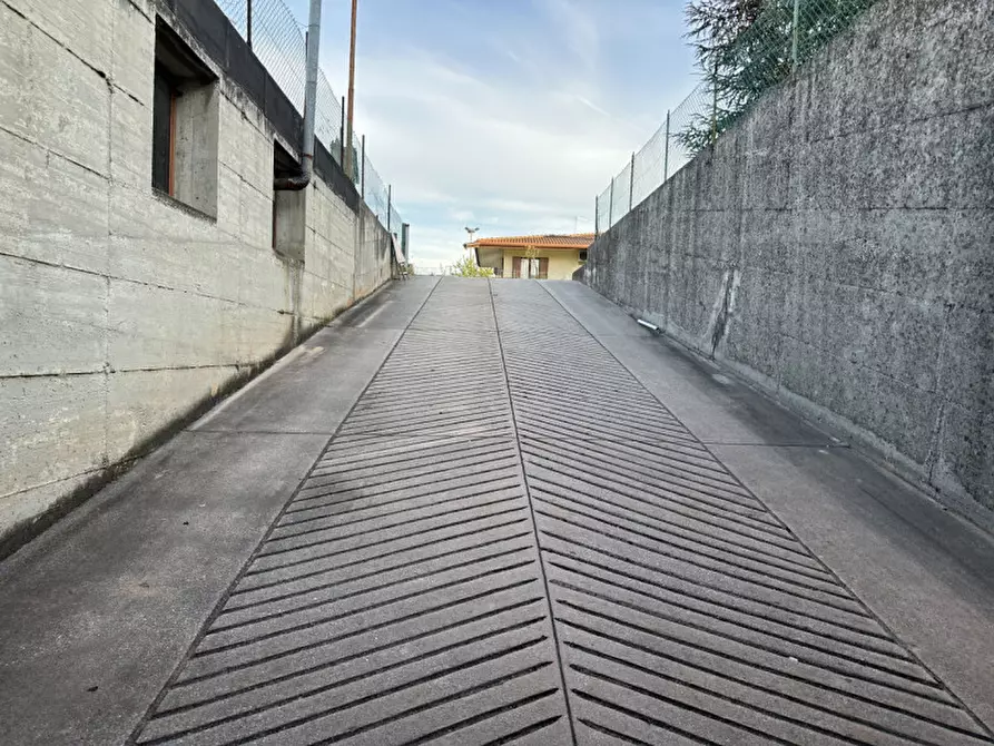 Immagine 17 di Magazzino in vendita  in Via Villette a Trevignano