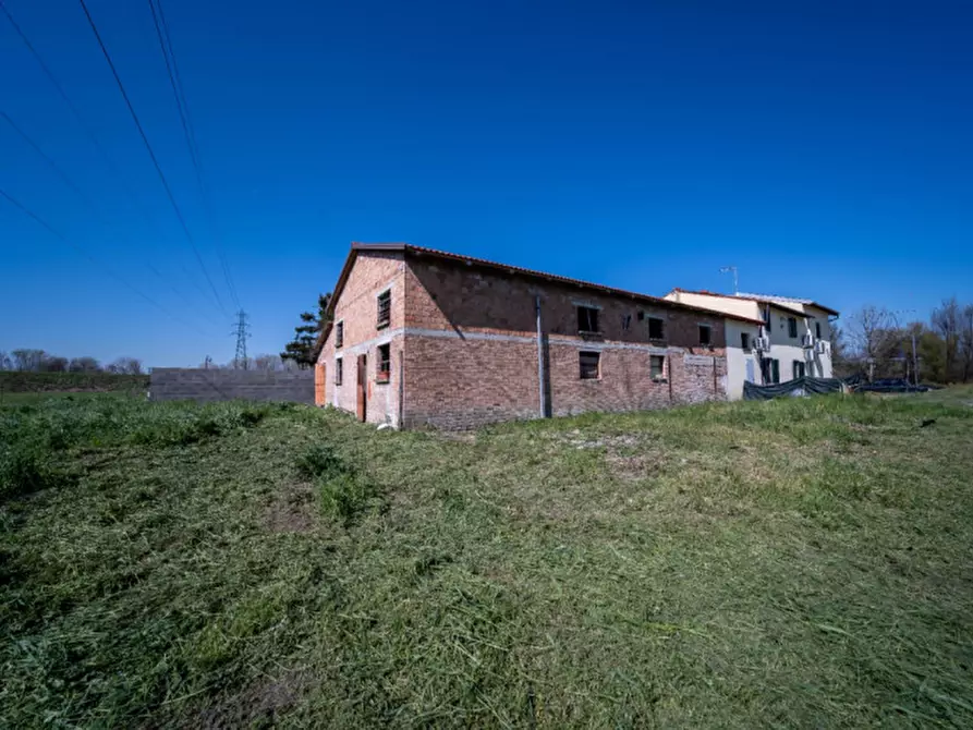 Immagine 1 di Magazzino in vendita  in Strada Colombarola n.101 a Parma