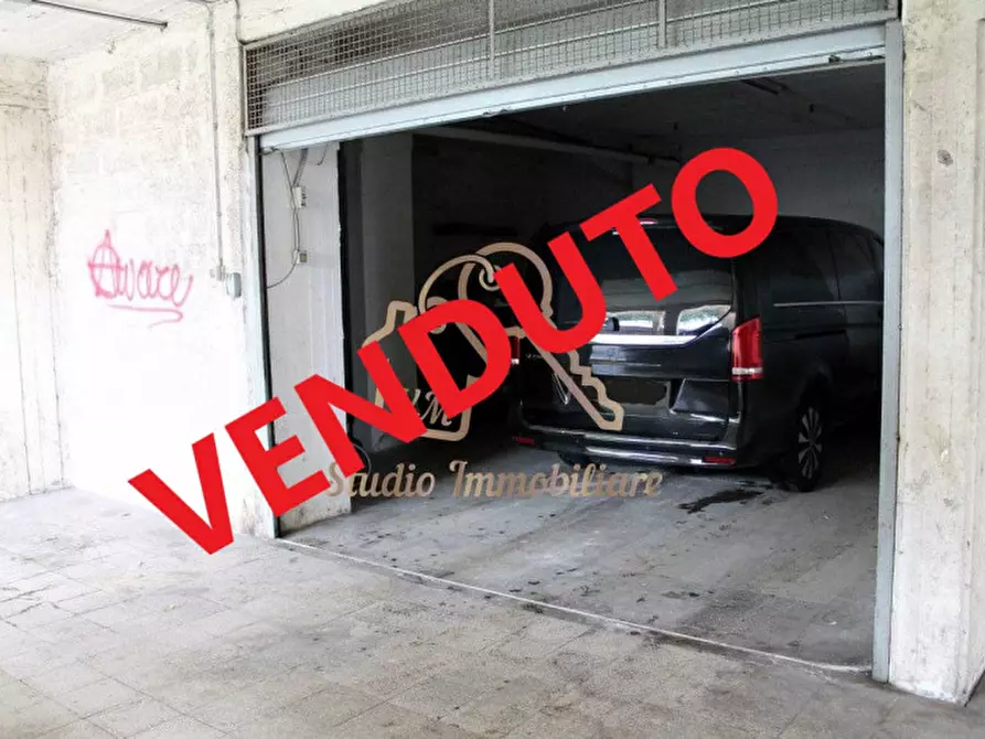 Immagine 1 di Garage in vendita  in Via Dell'Oratorio Damasiano, 13 a Roma