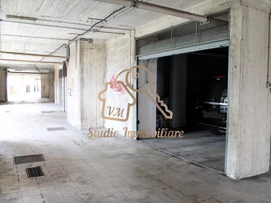 Immagine 2 di Garage in vendita  in Via Dell'Oratorio Damasiano, 13 a Roma