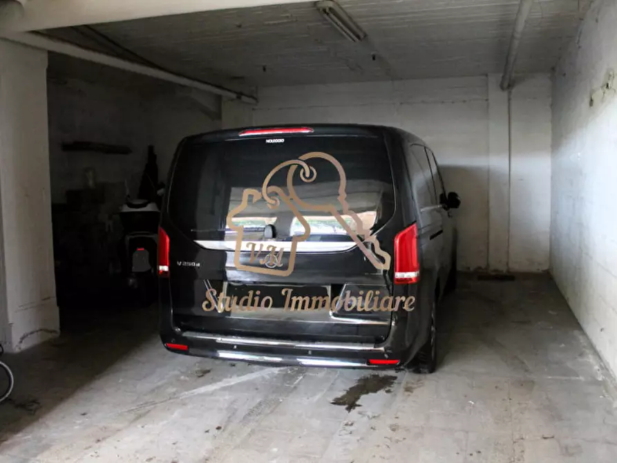 Immagine 3 di Garage in vendita  in Via Dell'Oratorio Damasiano, 13 a Roma
