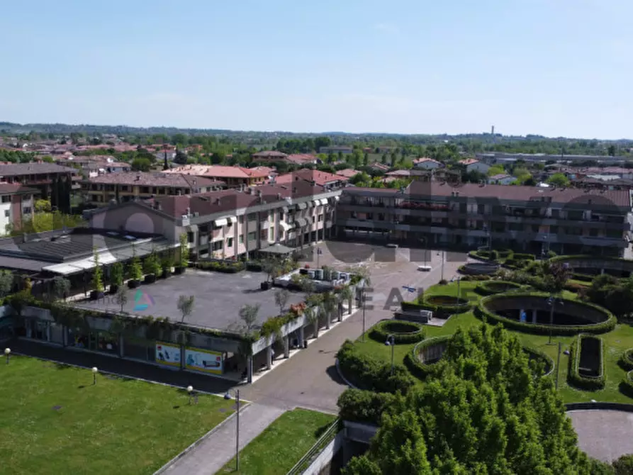 Immagine 9 di Negozio in vendita  in Piazza Virgilio a Sirmione