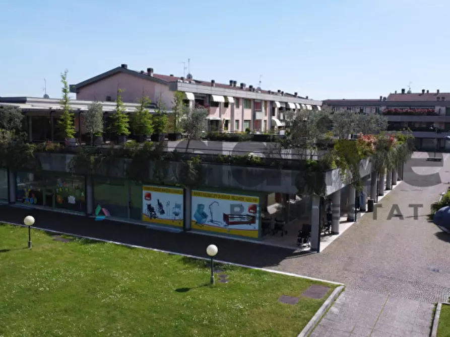 Immagine 11 di Negozio in vendita  in Piazza Virgilio a Sirmione