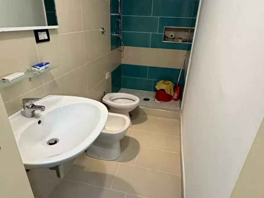 Immagine 1 di Negozio in affitto  in via bonito 52 a Napoli