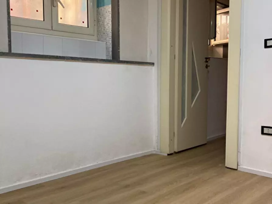 Immagine 2 di Negozio in affitto  in via bonito 52 a Napoli