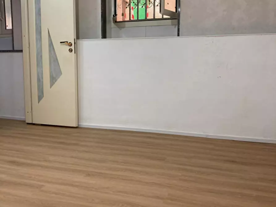 Immagine 3 di Negozio in affitto  in via bonito 52 a Napoli