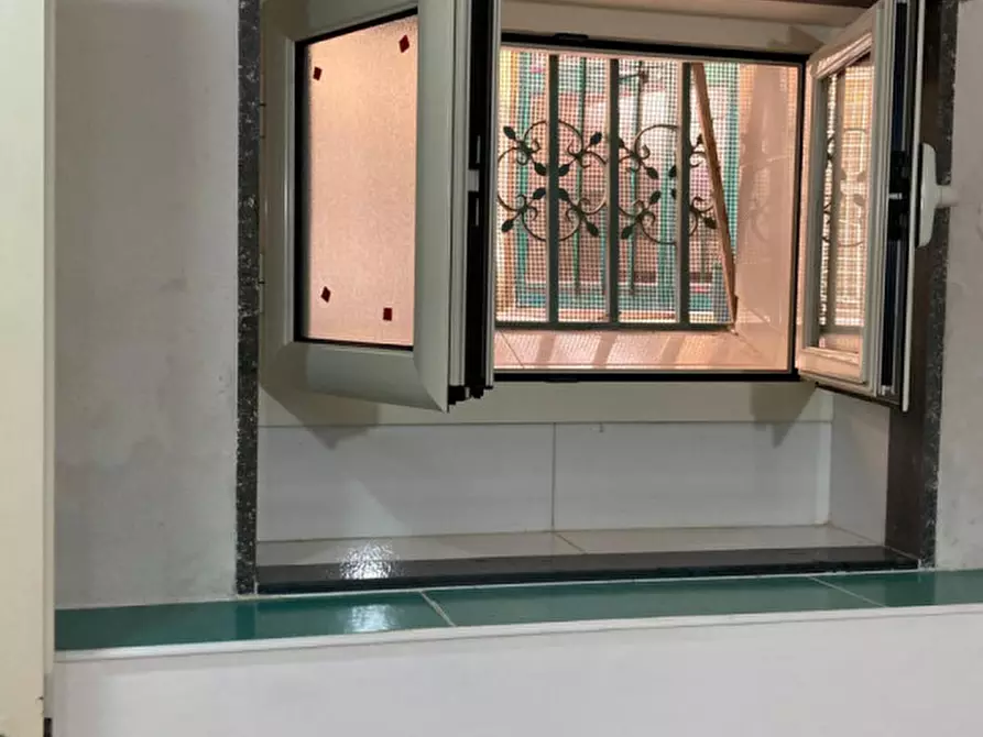 Immagine 4 di Negozio in affitto  in via bonito 52 a Napoli