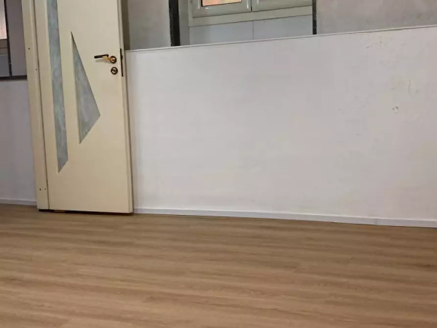 Immagine 5 di Negozio in affitto  in via bonito 52 a Napoli