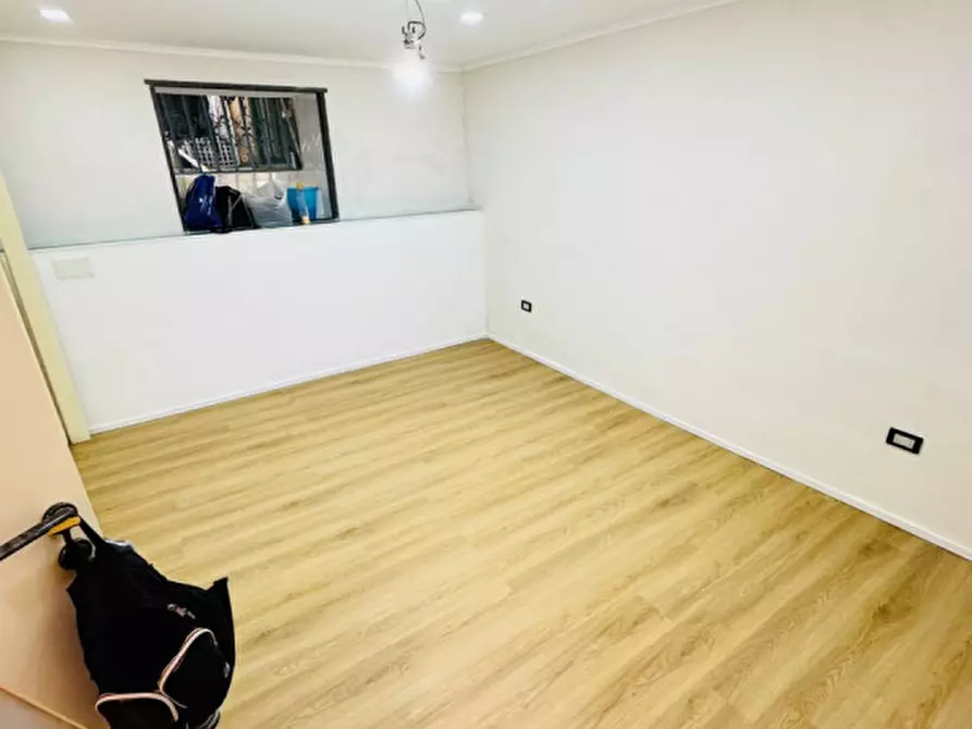 Immagine 6 di Negozio in affitto  in via bonito 52 a Napoli