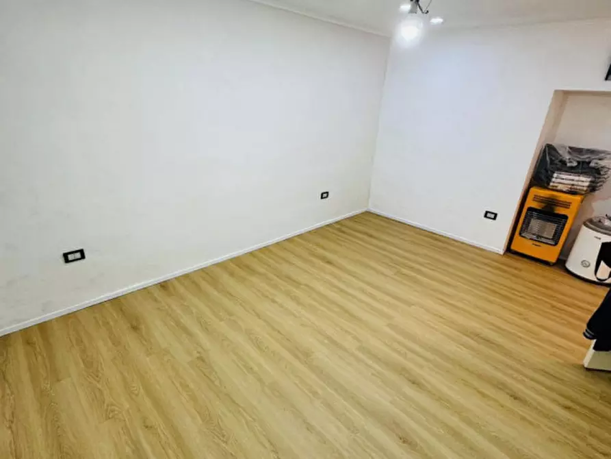 Immagine 7 di Negozio in affitto  in via bonito 52 a Napoli