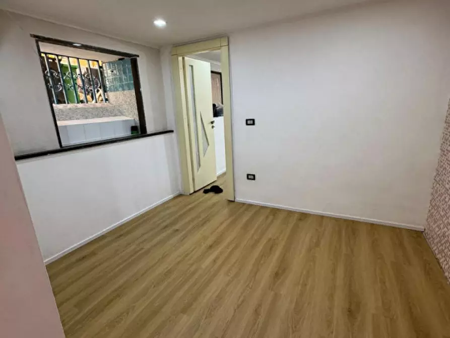 Immagine 9 di Negozio in affitto  in via bonito 52 a Napoli