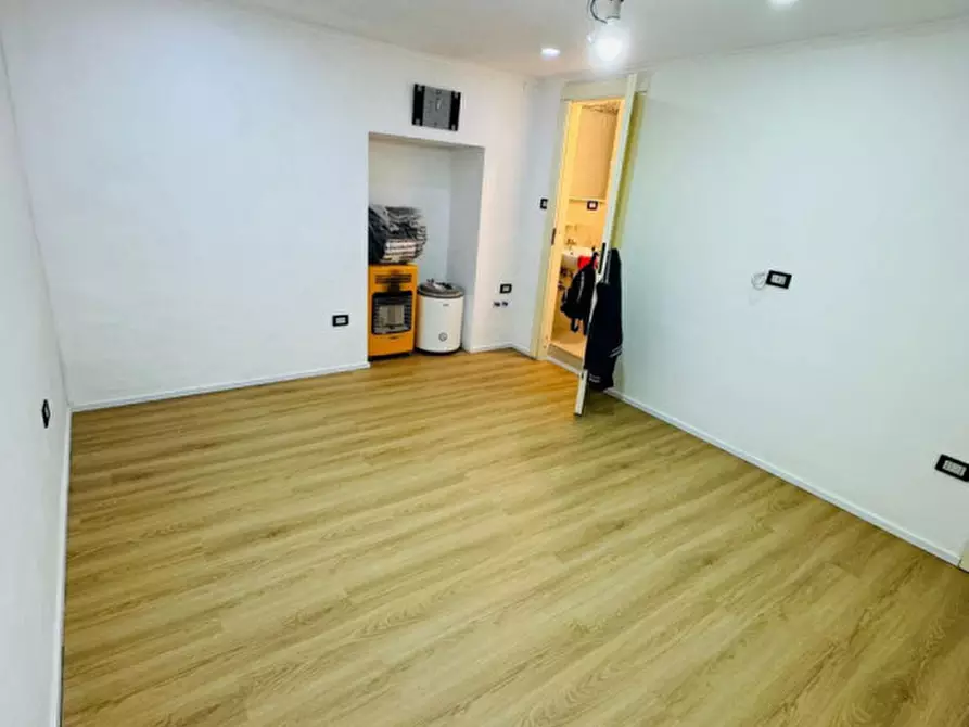 Immagine 10 di Negozio in affitto  in via bonito 52 a Napoli