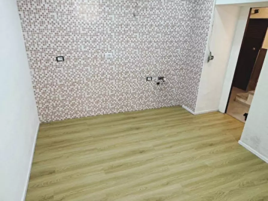 Immagine 11 di Negozio in affitto  in via bonito 52 a Napoli