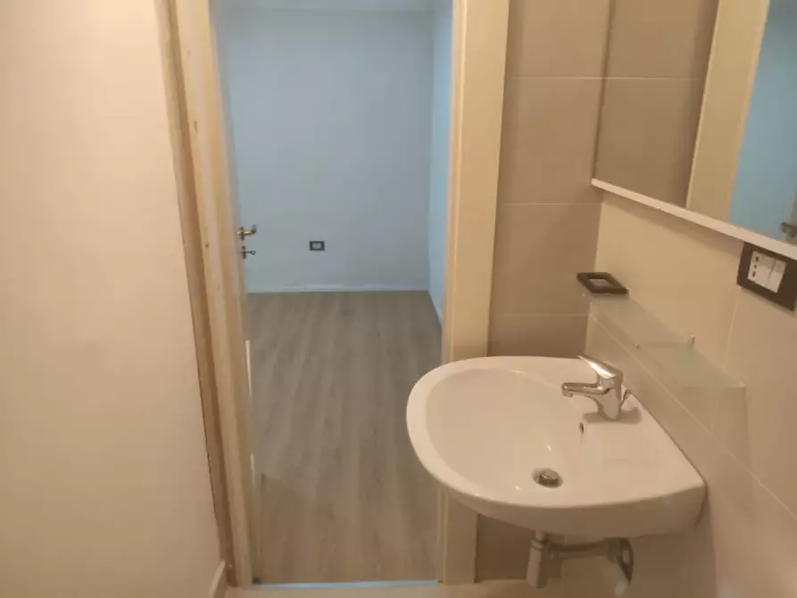 Immagine 12 di Negozio in affitto  in via bonito 52 a Napoli