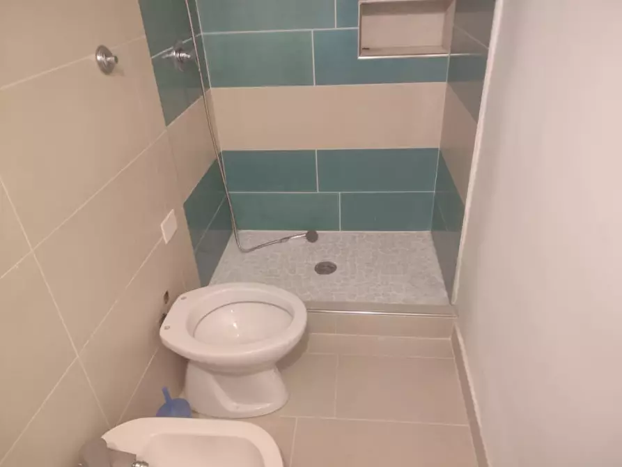 Immagine 13 di Negozio in affitto  in via bonito 52 a Napoli