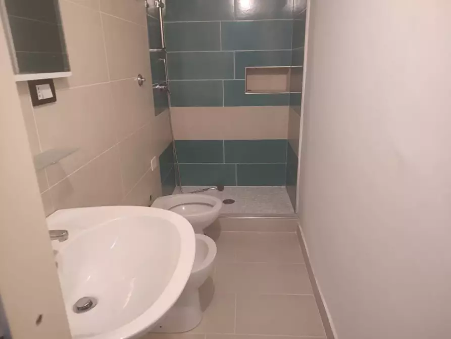 Immagine 14 di Negozio in affitto  in via bonito 52 a Napoli