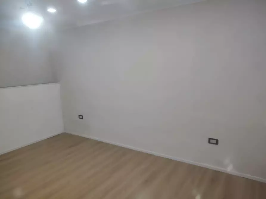 Immagine 15 di Negozio in affitto  in via bonito 52 a Napoli