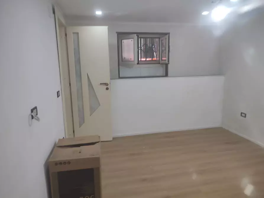 Immagine 16 di Negozio in affitto  in via bonito 52 a Napoli