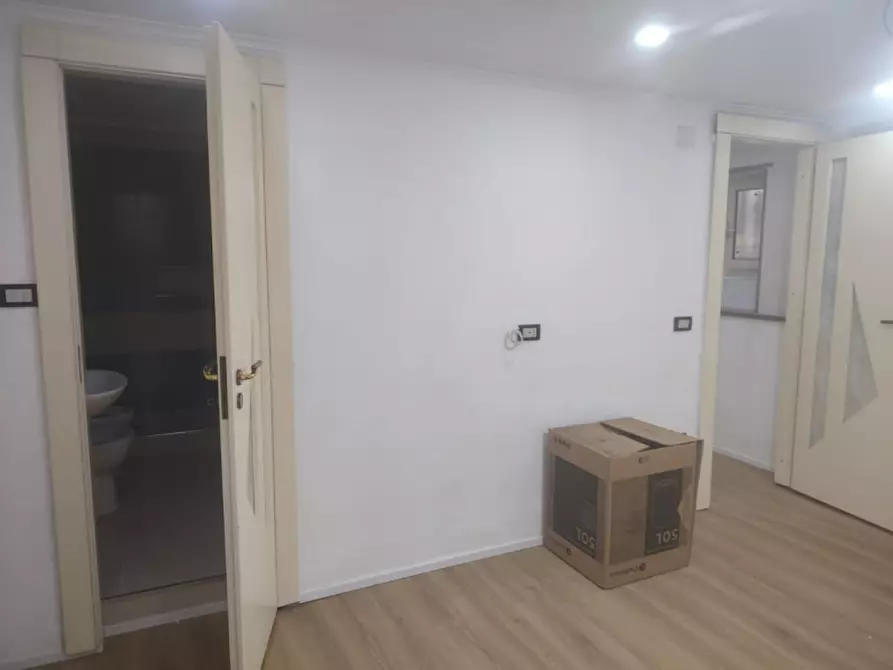 Immagine 17 di Negozio in affitto  in via bonito 52 a Napoli