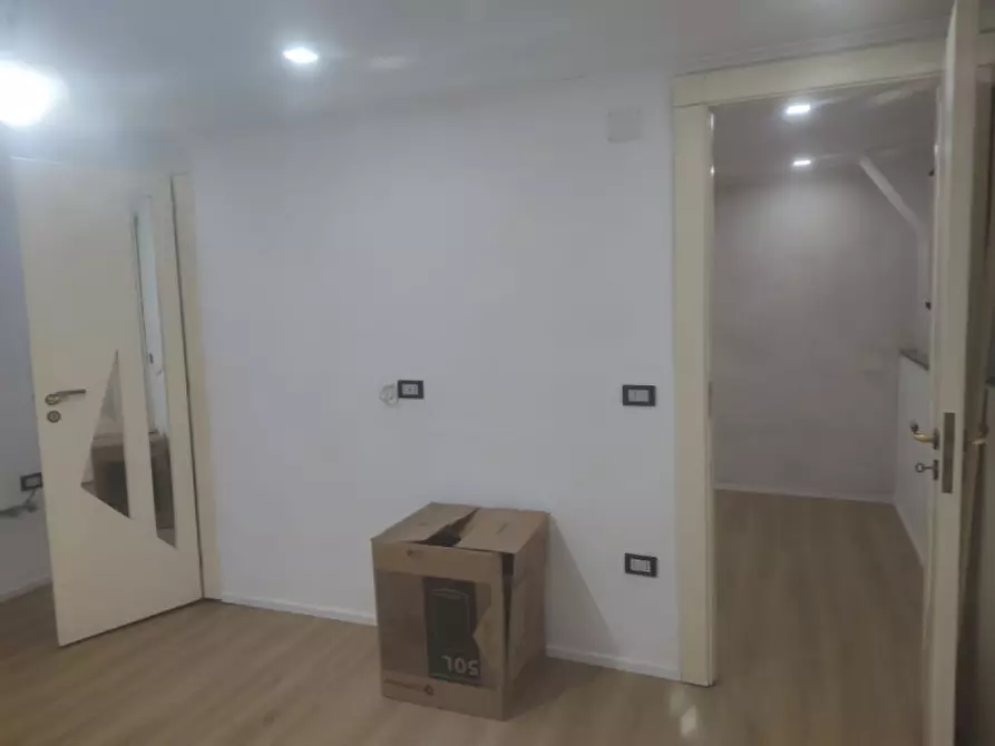 Immagine 18 di Negozio in affitto  in via bonito 52 a Napoli