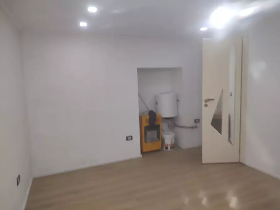 Immagine 19 di Negozio in affitto  in via bonito 52 a Napoli