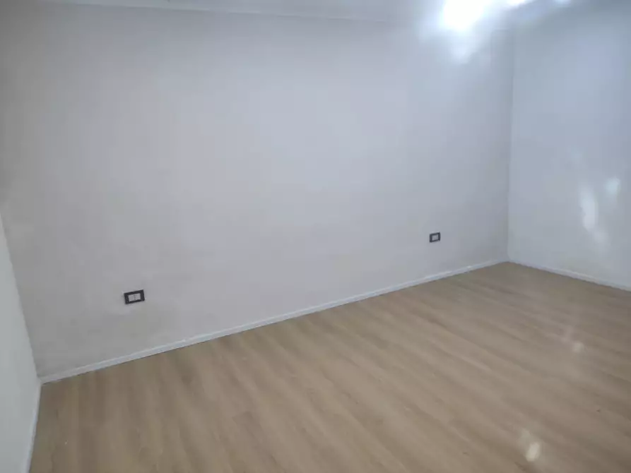 Immagine 20 di Negozio in affitto  in via bonito 52 a Napoli