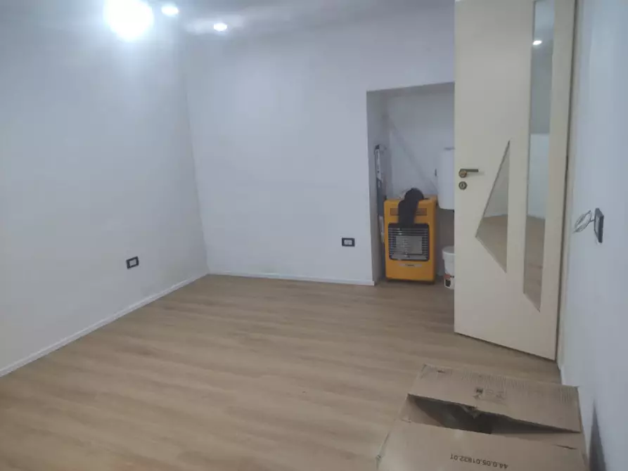 Immagine 21 di Negozio in affitto  in via bonito 52 a Napoli