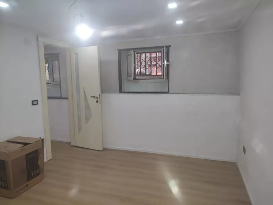 Immagine 22 di Negozio in affitto  in via bonito 52 a Napoli