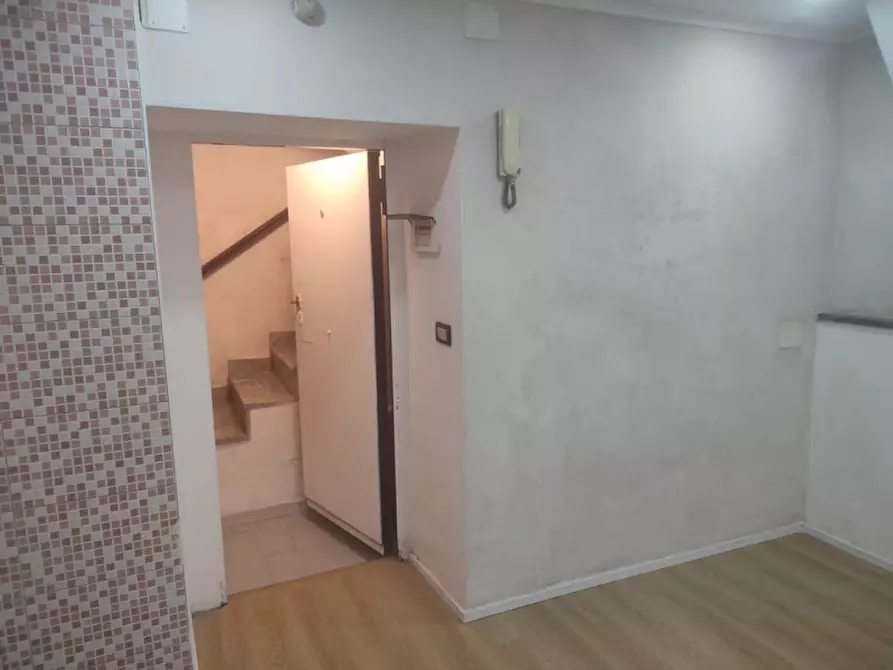 Immagine 24 di Negozio in affitto  in via bonito 52 a Napoli