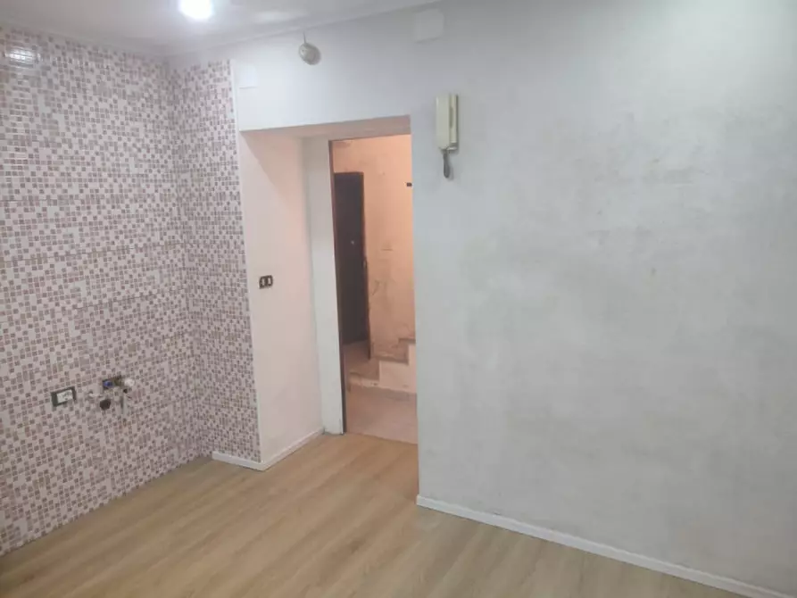 Immagine 25 di Negozio in affitto  in via bonito 52 a Napoli