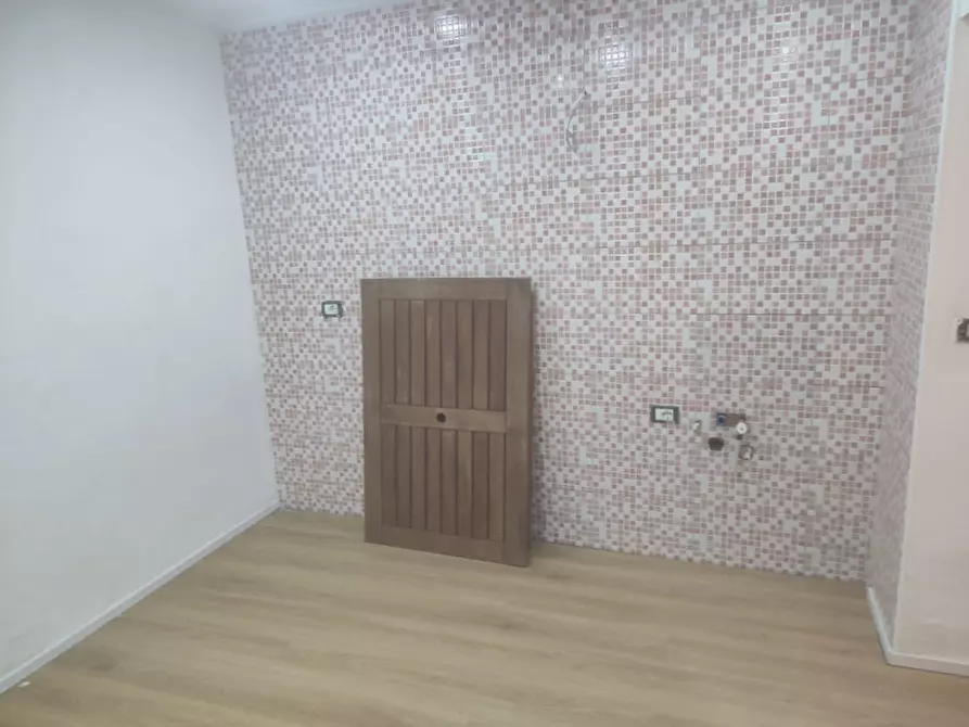 Immagine 27 di Negozio in affitto  in via bonito 52 a Napoli