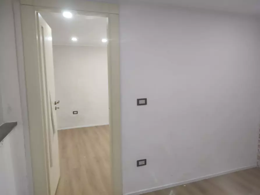 Immagine 28 di Negozio in affitto  in via bonito 52 a Napoli