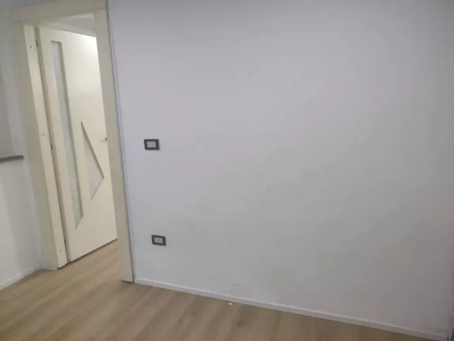 Immagine 29 di Negozio in affitto  in via bonito 52 a Napoli