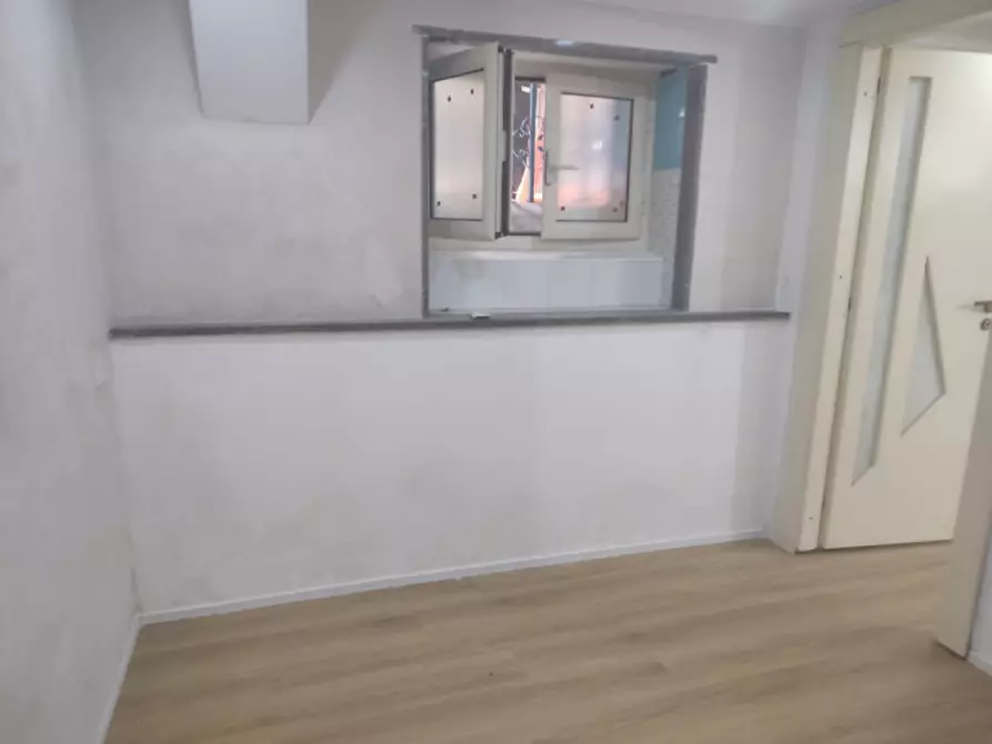 Immagine 30 di Negozio in affitto  in via bonito 52 a Napoli